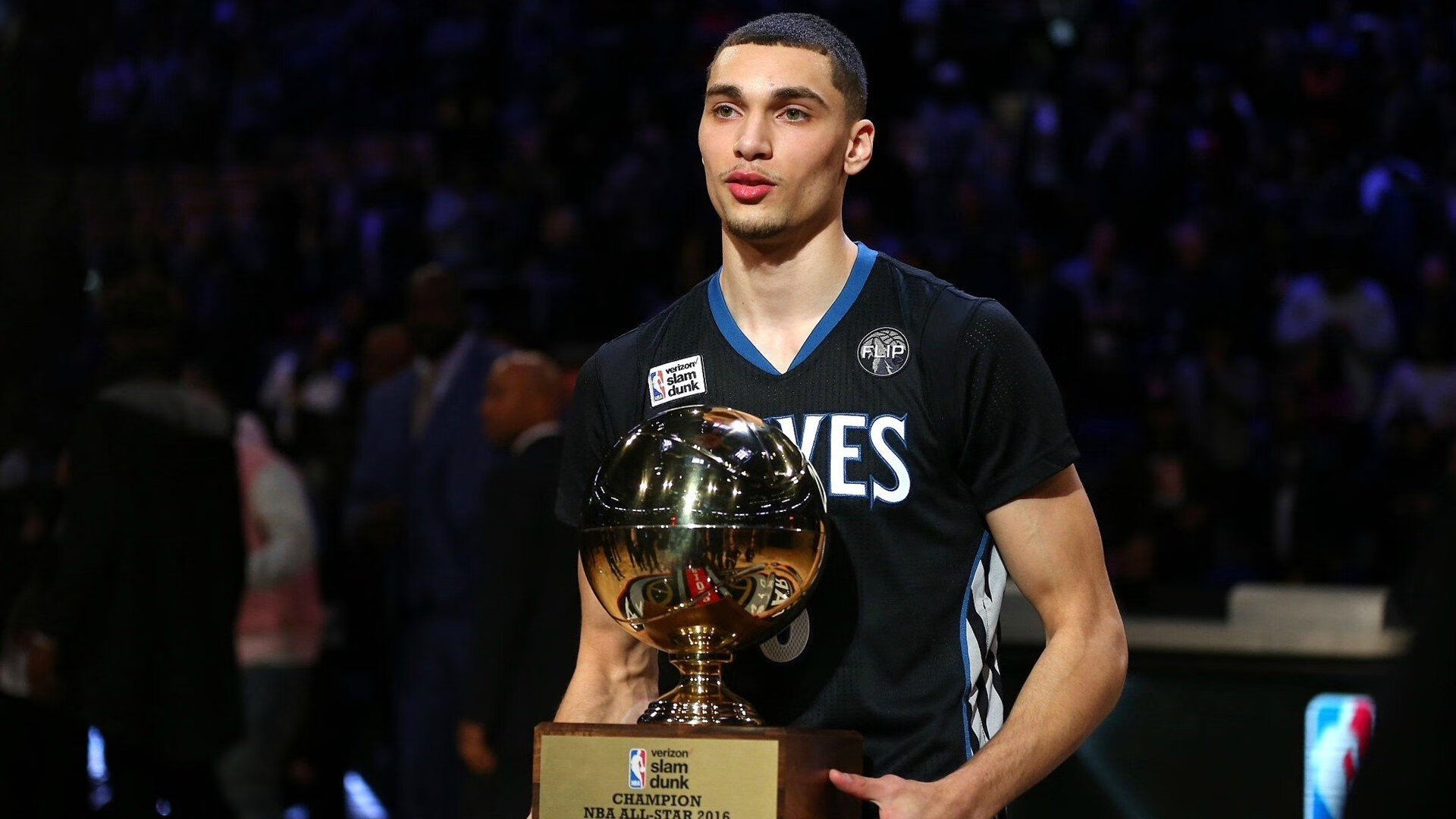 最后时刻胜出首场状态出色,巴黎圣日耳曼观众沸腾!,塔图姆重返赛场观众掌声雷动